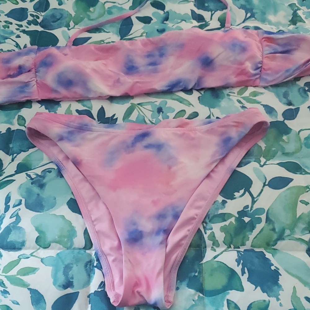 Bikini never worn, top has removable cups